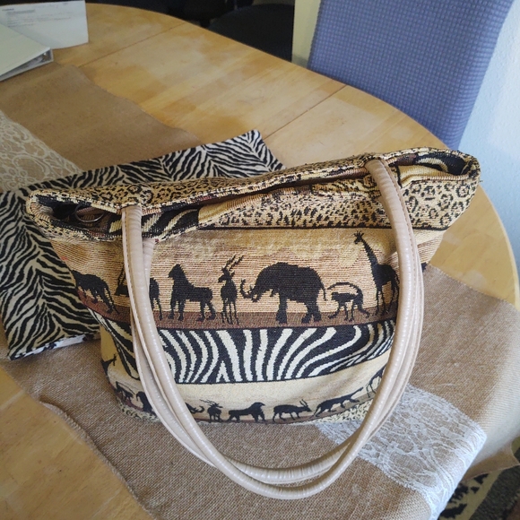 Jungle-Medley Travel Tote - Picture 3 of 4